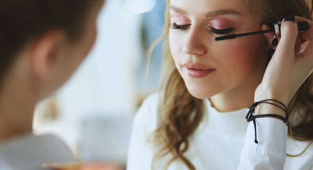 beautiful young model woman getting fashion make-up - Fotoğraf, Görsel