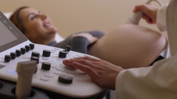 Mãos de obstetra fazendo ultra-som gravidez
 - Filmagem, Vídeo