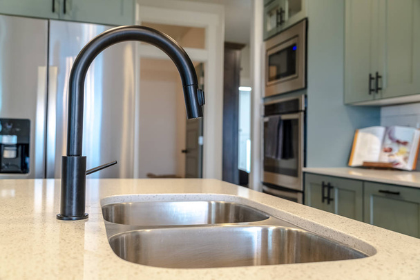 Konyha sziget mosogató dupla tál és fekete csapvíz ellen konyhai készülékek - Fotó, kép