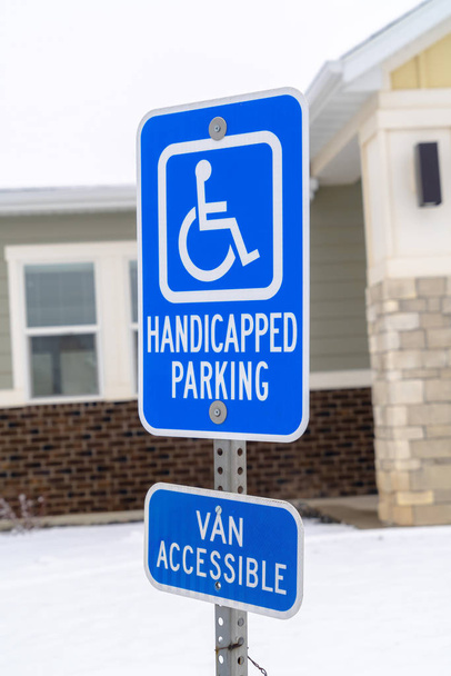 Kış aylarında kar ve binaya engelli park yeri ve minibüs erişilebilir işareti - Fotoğraf, Görsel