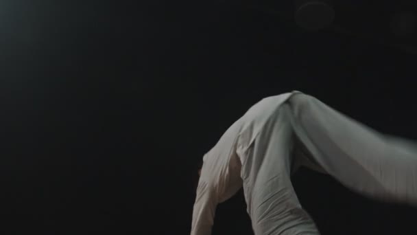 Fiatalember edzi a táncát a stúdióban - fejjel lefelé pörög a kezén - Felvétel, videó