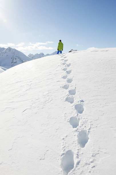 Man standing in snow with footprints, Kuhtai, Austria - Foto, afbeelding