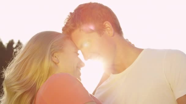 MOCIÓN LENTA: Mujer joven feliz y su novio frotando sus narices juntos
. - Imágenes, Vídeo