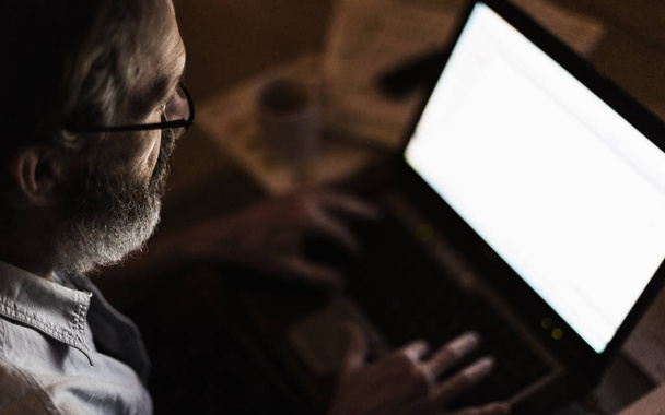 Mature man using laptop with blank screen - Fotografie, Obrázek