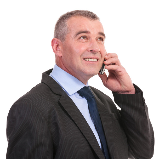 ο άνθρωπος των επιχειρήσεων στο τηλέφωνο κοιτάζει μακριά - Φωτογραφία, εικόνα