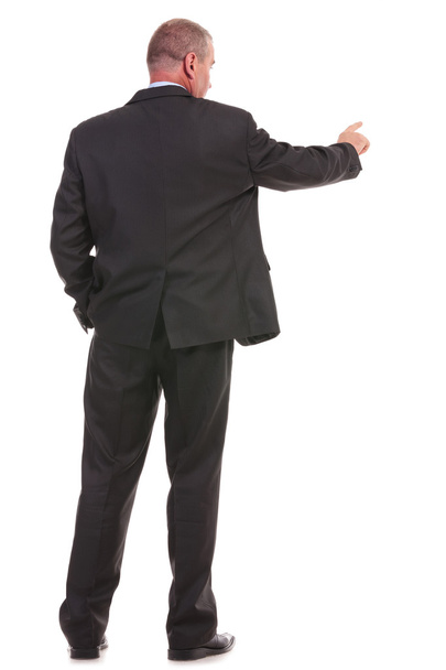 Rücken eines Geschäftsmannes, der einen Knopf drückt - Foto, Bild