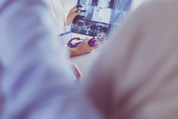 Médico mirando una imagen de rayos X en el consultorio
 - Foto, imagen