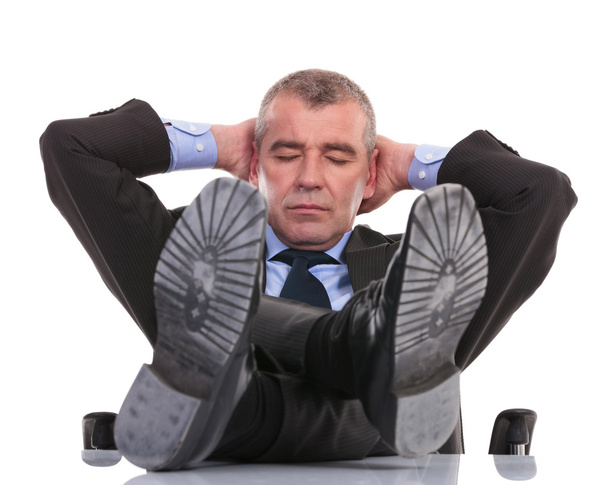 üzleti ember alszik, az íróasztalon láb - Fotó, kép