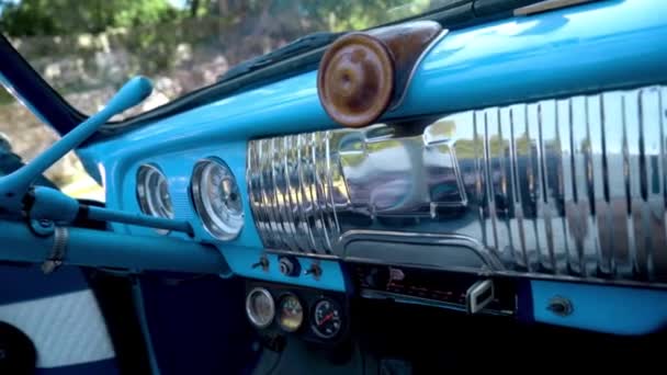 Vintage retro auto interieur. Actie. Prachtig design van een blauwe retro auto. Binnenkant van de auto - Video
