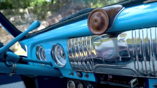 ヴィンテージレトロカーインテリア。行動だ青いレトロな車の美しいデザイン。車内 - 映像、動画