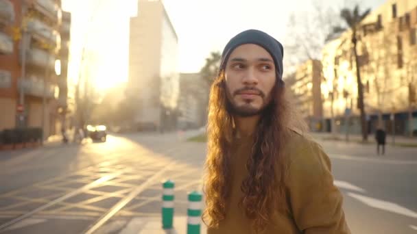 Πορτρέτο της μακρυμάλλης hipster περπάτημα στο δρόμο στη σύγχρονη πόλη - Πλάνα, βίντεο