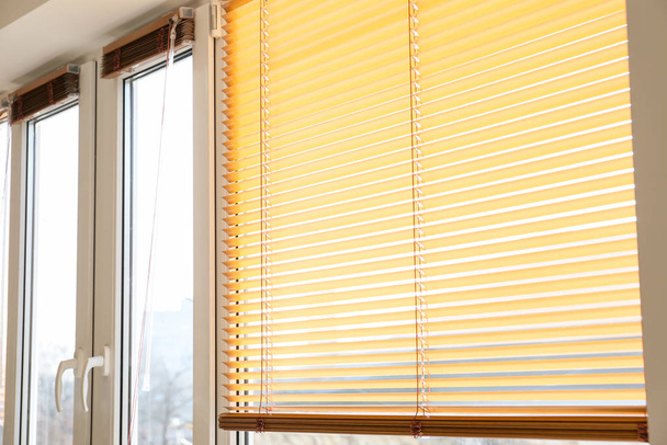 moderne Jalousien hängen am Fenster - Foto, Bild