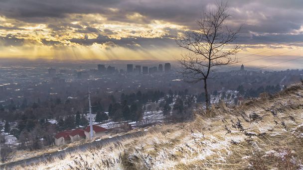 Photo Panorama Golden setting sun and dark cloudy sky over downtown Salt Lake City in winter - Photo, Image