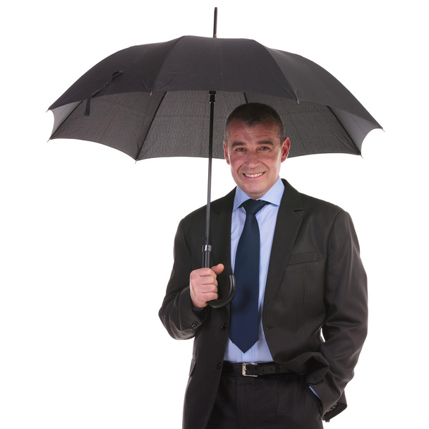 Geschäftsmann steht unter Schirm - Foto, Bild