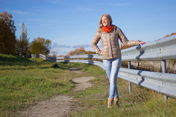 Молодая привлекательная женщина гуляет в осеннем парке
 - Фото, изображение