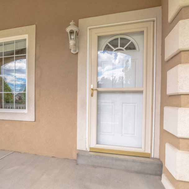 Square Front ganek białe drzwi frontowe ze szklanymi szybami i oknami przy wejściu do domu - Zdjęcie, obraz