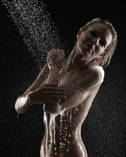 Woman taking a shower - Valokuva, kuva