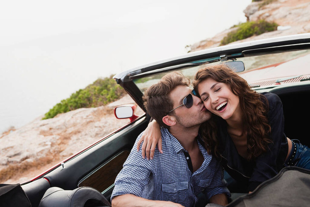 Pari suudella autossa - Valokuva, kuva