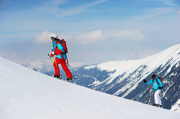 Skiers moving upwards, Kuhtai, Austria - 写真・画像