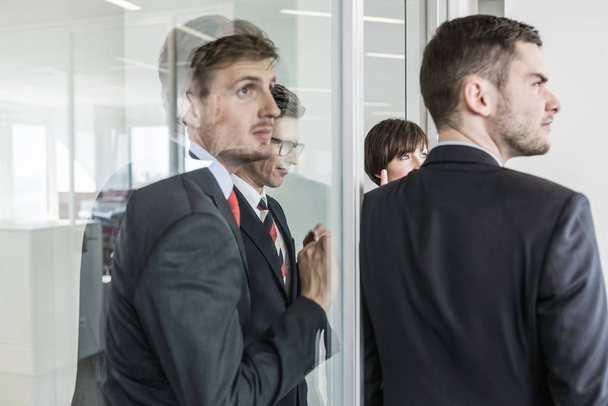 Businesspeople standing in doorway - Фото, зображення