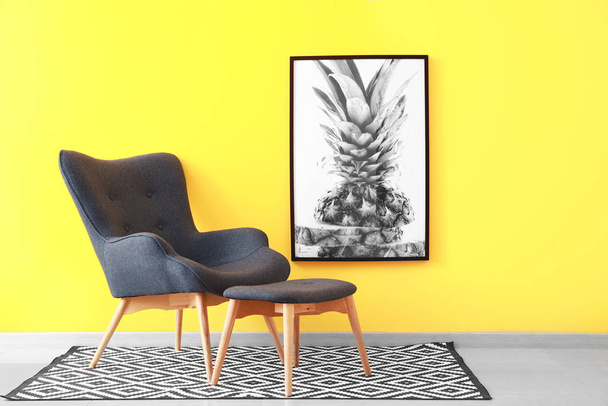 Стильное кресло возле цветной стены в номере - Фото, изображение
