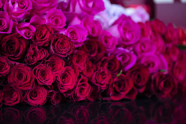 Concetto di San Valentino. Naturale rosso e rosa rose sfondo
. - Foto, immagini