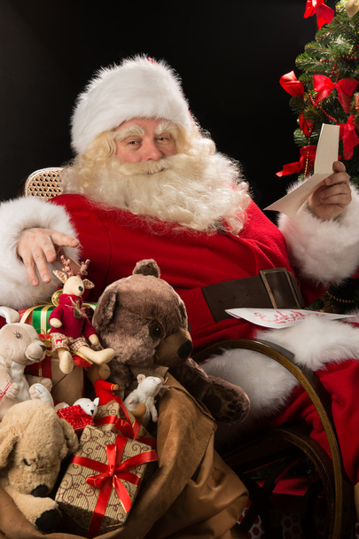 Santa Claus holding envelope - Foto, afbeelding