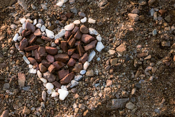Coeur sur le rivage rocheux
. - Photo, image