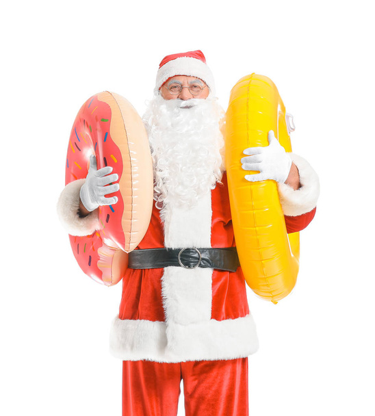 Père Noël avec anneaux de natation sur fond blanc. Concept de vacances
 - Photo, image