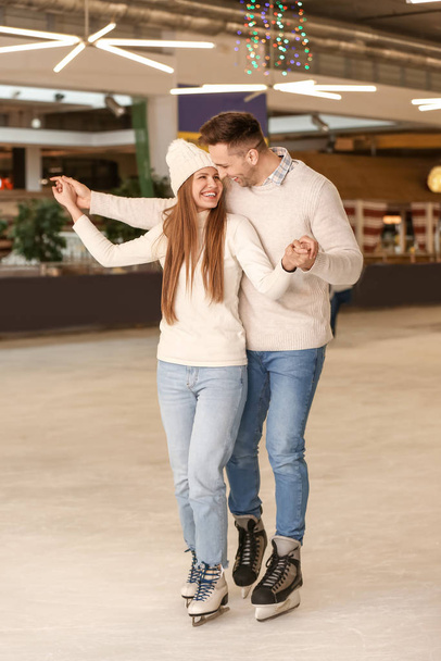 Couple heureux sur la patinoire
 - Photo, image