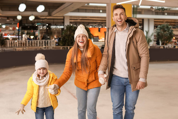 Happy family on skating rink - Φωτογραφία, εικόνα