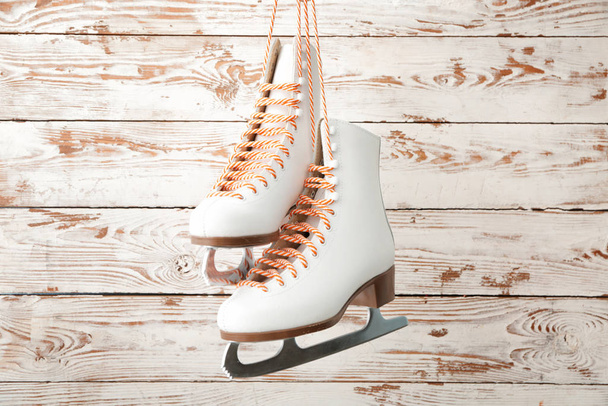 Chaussures de patin à glace sur fond blanc en bois
 - Photo, image