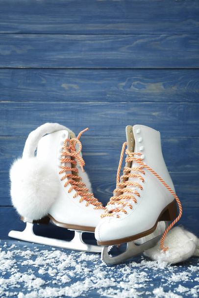 Chaussures de patin à glace sur fond en bois couleur
 - Photo, image
