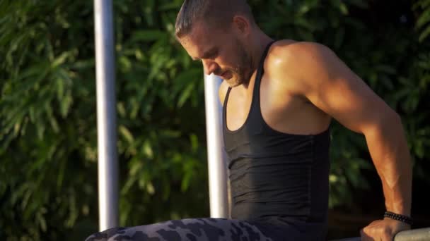 Athletic man working out at an outdoor gym. Strength and motivation. - Séquence, vidéo