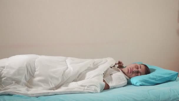 Homem adormecido millennial, coberto com um cobertor, adormece. Sono saudável
 - Filmagem, Vídeo