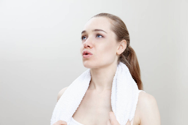 Mujer con toalla alrededor del cuello
 - Foto, imagen