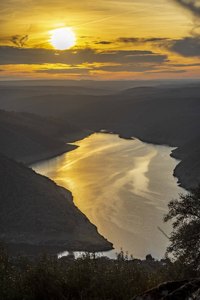Amazing views during sunset of Extremadura countryfields, its woods and Tajo river from the awesome Monfrague Castle inside Monfrague National Park an amazing place for bird watching - Fotoğraf, Görsel