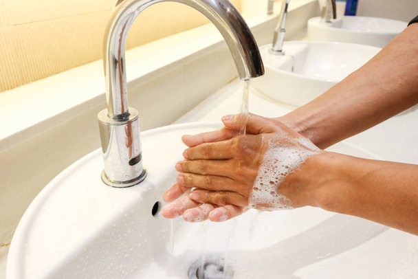 Mikrop bulaşmasın diye ellerinizi sabun ya da alkolle yıkayın.. - Fotoğraf, Görsel