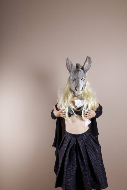 Because laughter is the best medicine, laugh at the stereotypes of the blonde.Blond Donkey woman wearing a black bra with toilet paper inside - Foto, afbeelding
