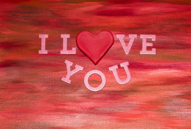 Η κάρτα του Αγίου Βαλεντίνου. Η επιγραφή "Σ 'αγαπώ" σε ένα φωτεινό φόντο διακοπών. Η έννοια του ρομαντισμού. - Φωτογραφία, εικόνα