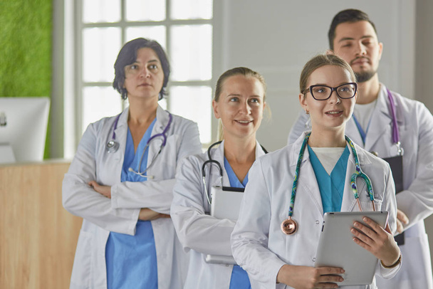 Grupo de trabalhadores médicos retrato no hospital
 - Foto, Imagem
