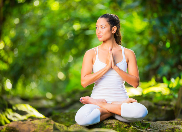 schöne Frau praktiziert Yoga draußen in der Natur - Foto, Bild
