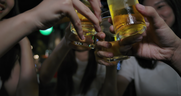 Slow motion: Vrienden van Aziatische vrouwen party hangout en het drinken van alcohol, bier Happy travel nachtclub aan de bar, Pattaya Chonburi Thailand, Aantrekkelijke groep van vrouwelijke reiziger mensen levensstijl. 4k Uhd.  - Video