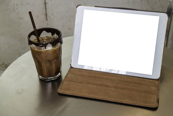 Mobilní práce v kavárně s tabletem - Fotografie, Obrázek