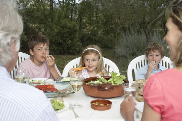 Famiglia seduta a tavola - Foto, immagini