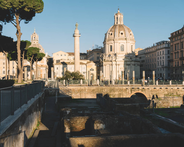 Rome, Italy - Dec 31, 2019: Trajan's Column (UNESCO World Heritage Site) in Trajan's Forum and church of Santa Maria di Loreto, Rome, Lazio, Italy - Foto, afbeelding