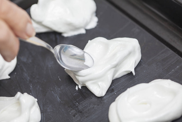 Meringues preparation : placing and shaping meringues on a baking sheet - Foto, Imagem