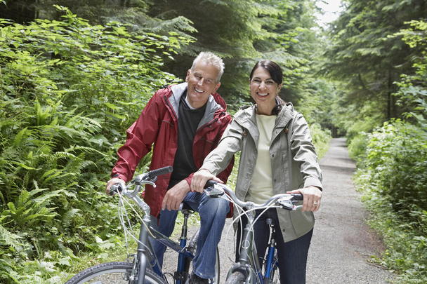 Hombre y mujer de mediana edad en bicicletas
 - Foto, Imagen