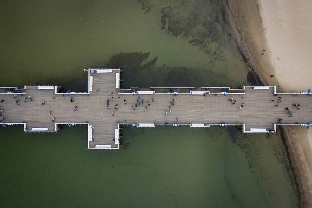 Vista aérea sobre el famoso muelle de Sopot, Polonia mar Báltico
. - Foto, imagen