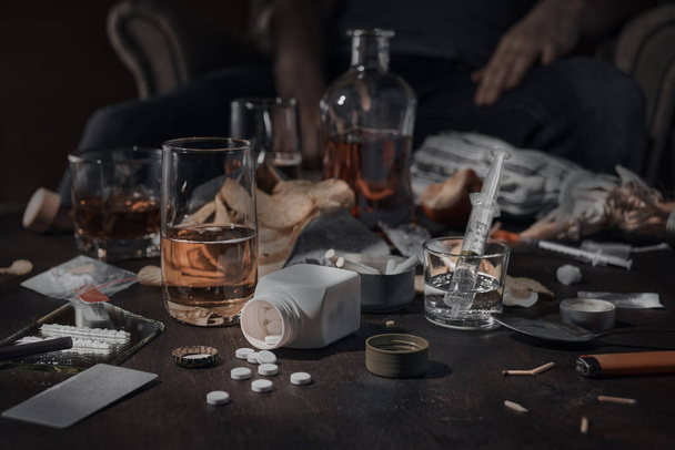 Drugs and alcohol on the table - Foto, imagen